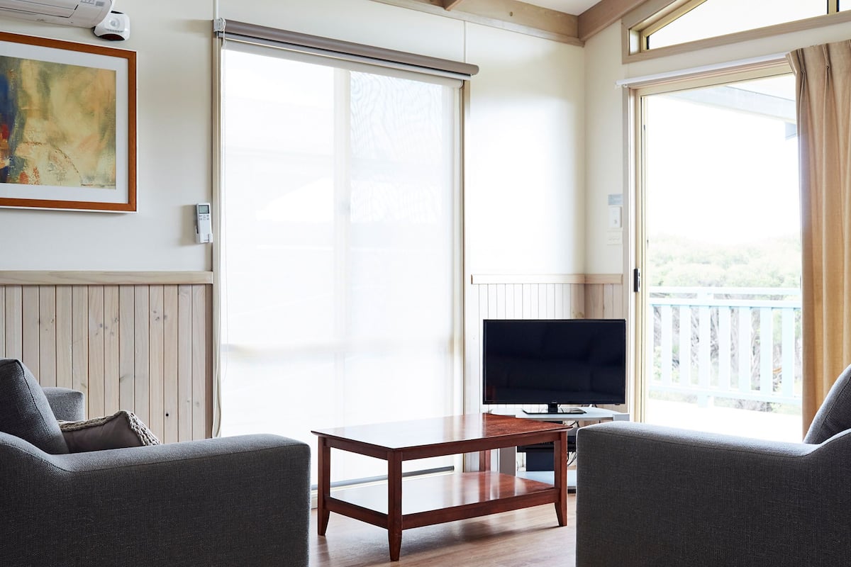 Oceanbreeze Spa Villa | Ruang keluarga | Televisi layar datar 42-inci dengan saluran TV satelit