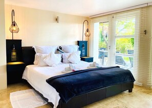 Suite (Springbok) | Premium bedding, pillowtop beds, in-room safe, individually decorated - Southern Cross Guest House (Cape Town)