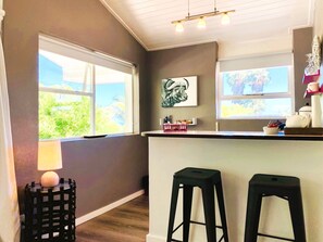 ジュニア スイート 1 ベッドルーム マウンテンビュー (Buffalo) | 専用キッチン | 冷蔵庫、電子レンジ、コーヒー / ティーメーカー、電気ポット