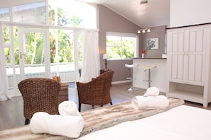 ジュニア スイート 1 ベッドルーム マウンテンビュー (Buffalo) | 高級寝具、ピロートップベッド、セーフティボックス (室内)、客室ごとに異なる装飾