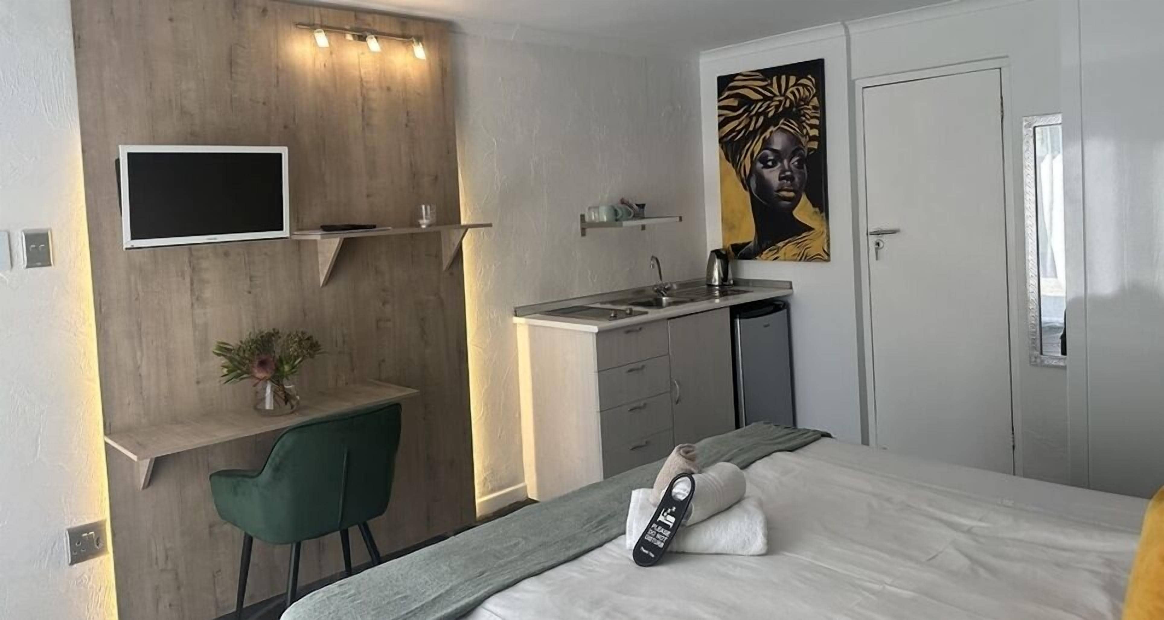 Economy Twin Room, 1 Bedroom (Cheetah) | Premium bedding, pillowtop beds, in-room safe, individually decorated