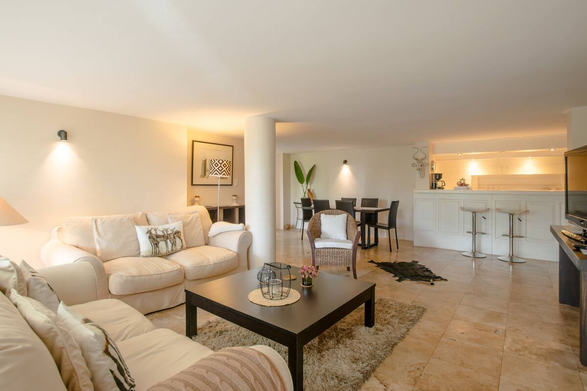 Suite (Springbok) | Living room
