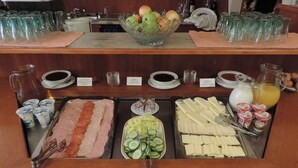 Ein reichhaltiges Buffet mit Speisen und Getränken.
