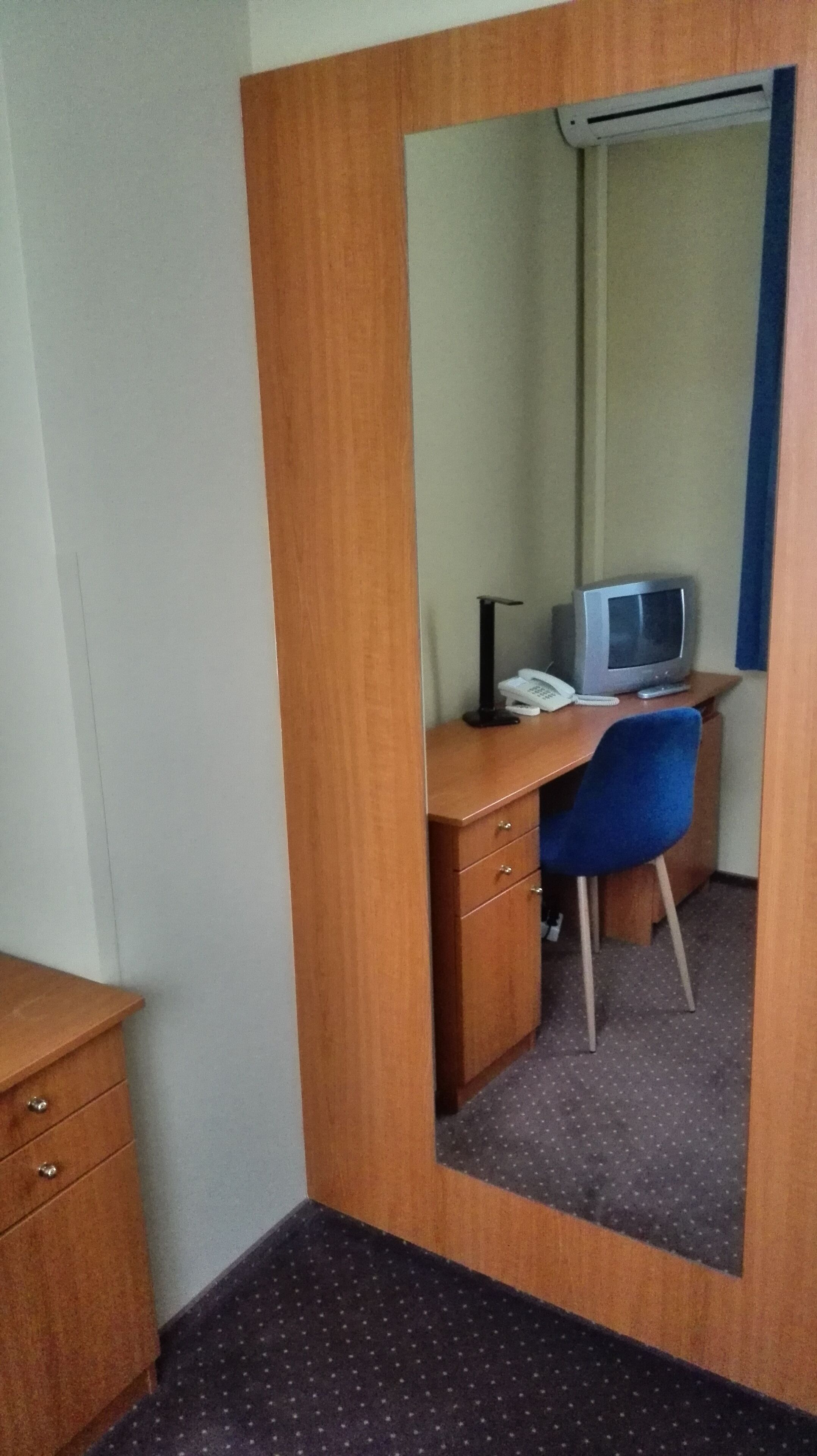 single room | in-room safe, desk, blackout curtains, soundproofing