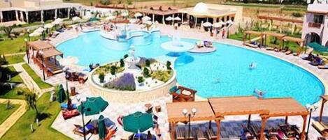 Een binnenzwembad en 3 buitenzwembaden