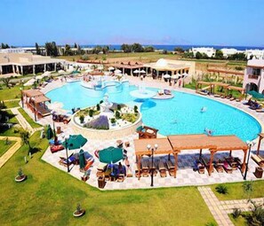 室內泳�池、3 個室外泳池