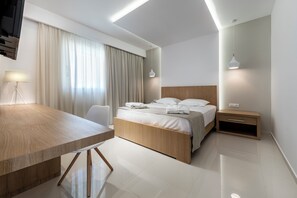 Ropa de cama de alta calidad y caja de seguridad en la habitación 