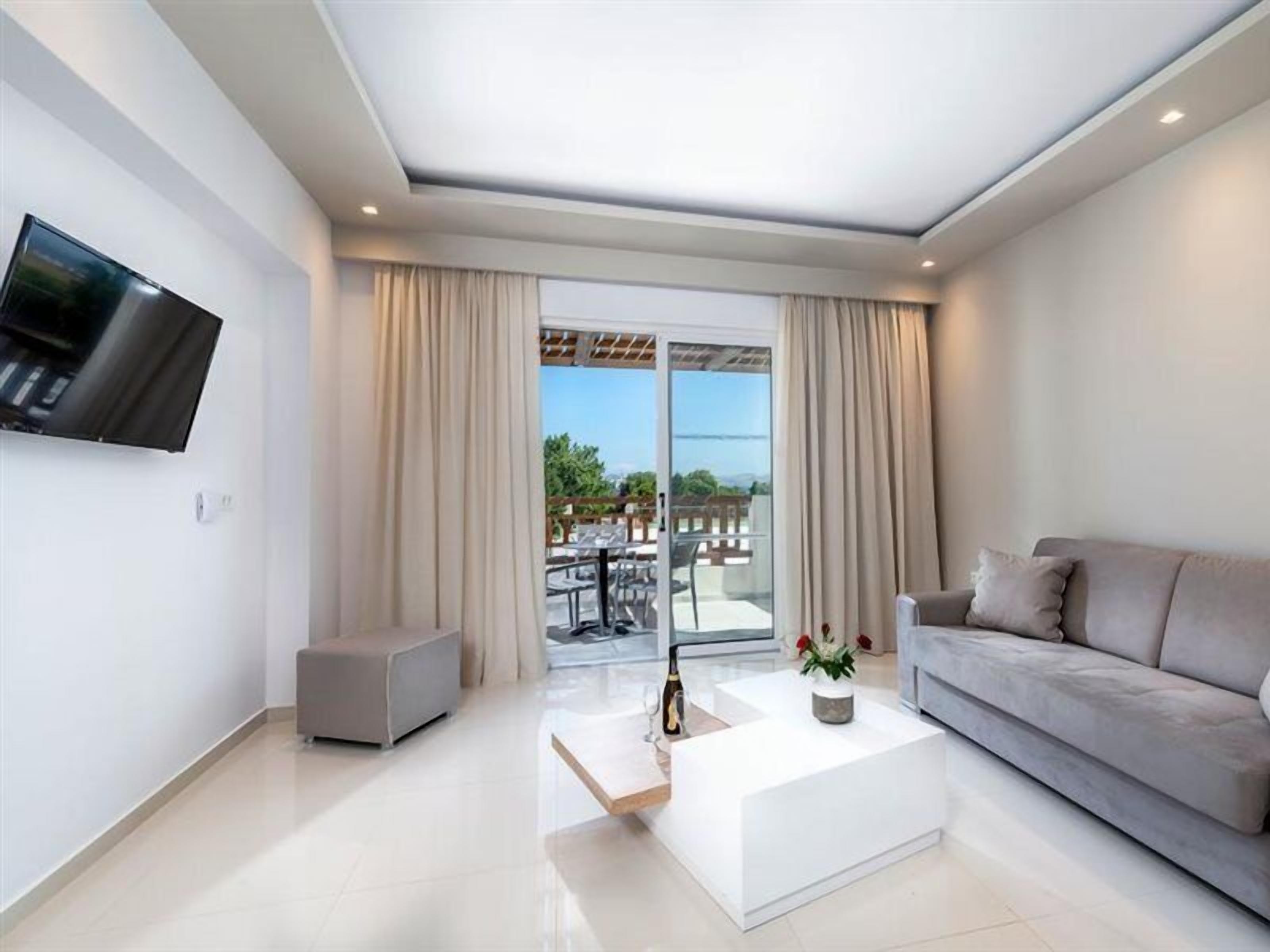 Living area | Flat-screen TV