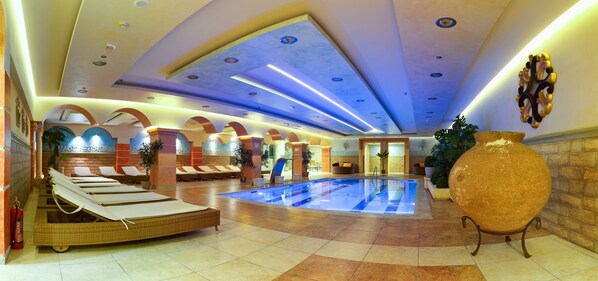 Piscine intérieure, 3 piscines extérieures