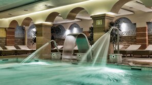 Una piscina techada, 3 piscinas al aire libre