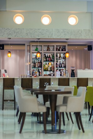 2 bares, bar junto a la piscina, bar en la playa