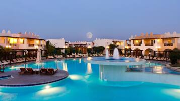 Indoor pool, 3 outdoor pools