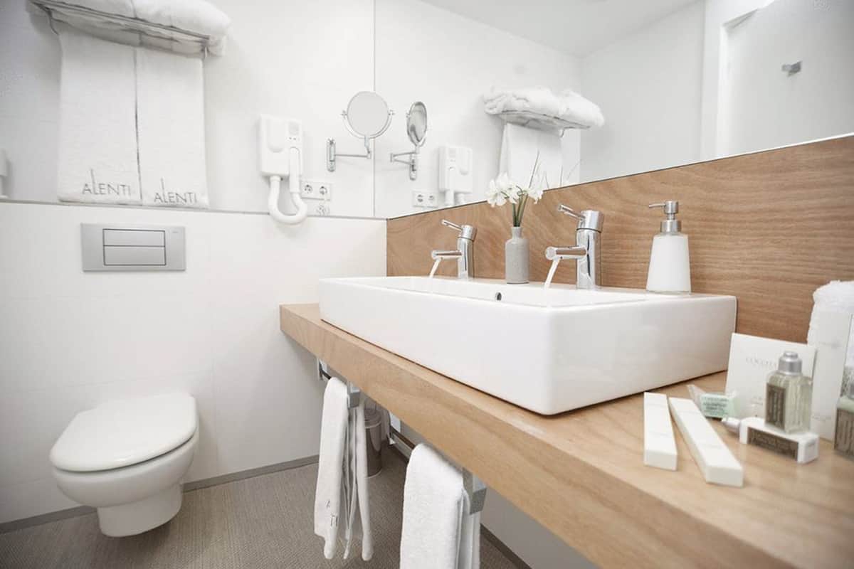 designer toiletries, hair dryer, towels