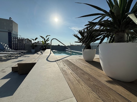 Una piscina al aire libre de temporada