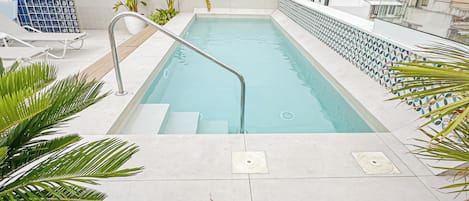 Una piscina al aire libre de temporada