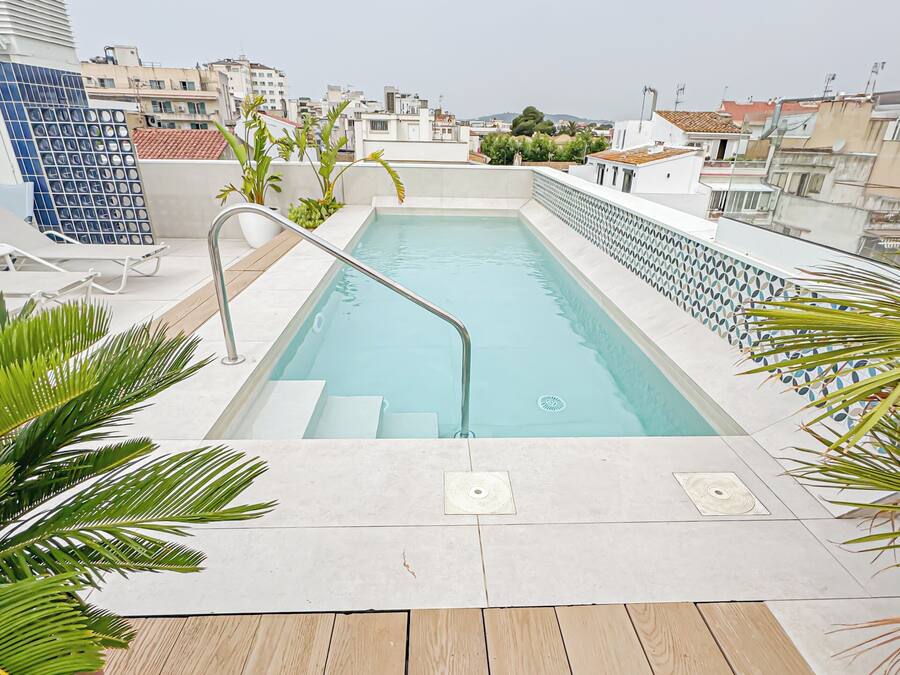 Una piscina al aire libre de temporada