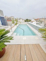 Una piscina al aire libre de temporada