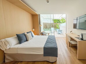 Deluxe patio terrace with whirlpool | Minibar, in-room safe, desk, laptop workspace - Alenti Sitges Hotel (Sitges)