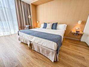 Minibar, caja de seguridad en la habitación y escritorio 
