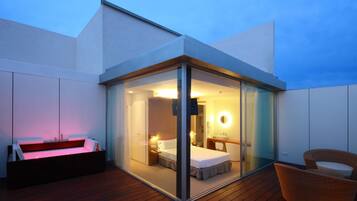 Deluxe ático terraza con hidromasaje | Minibar, caja de seguridad en la habitación y escritorio