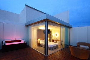 Deluxe penthouse terrace with hydromassage | Minibar, in-room safe, desk, laptop workspace