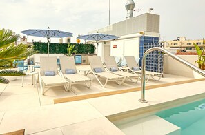 Una piscina al aire libre de temporada