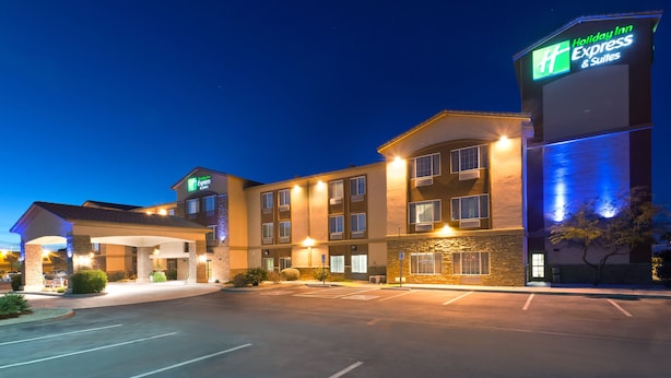 Edificio de Holiday Inn Express con entrada cubierta, varios pisos y estacionamiento.