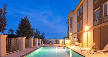 Holiday Inn Express & Suites Casa Grande by IHG