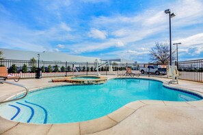 Seasonal outdoor pool, pool loungers - La Quinta Inn & Suites by Wyndham McKinney (McKinney)