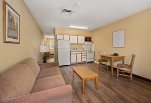 Suite, 1 Bedroom | Free WiFi, bed sheets, alarm clocks - Affordable Suites Wilson (Wilson)