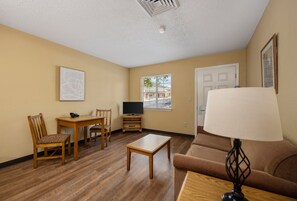 套房, 1 间卧室 | 起居区 | 电视、DVD 播放器