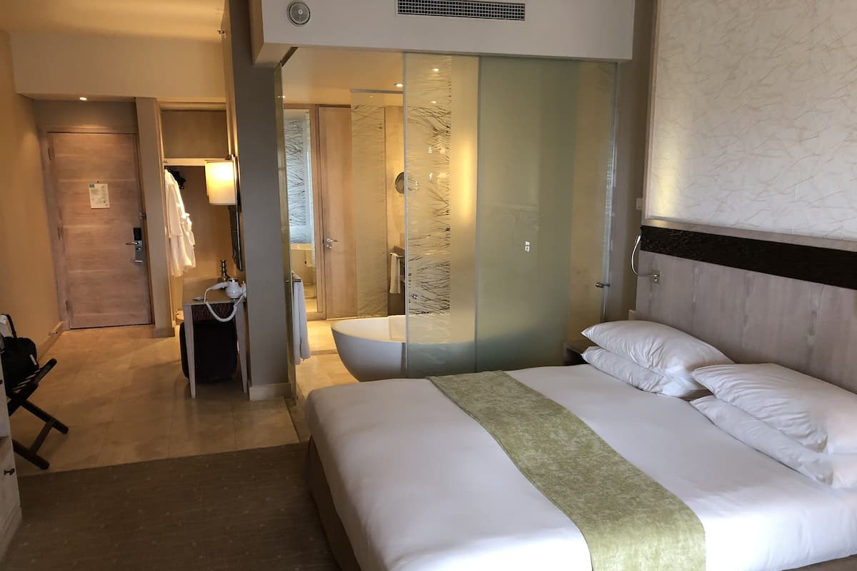 Standard Room, 1 King Bed, Ensuite | Premium bedding, minibar, in-room safe, desk