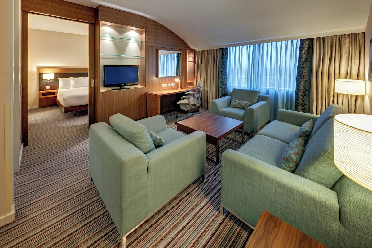 junior suite, 1 king bed | in-room safe, desk, laptop workspace, soundproofing