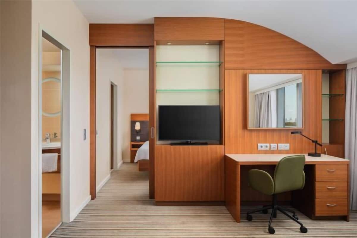 Tallelokero huoneessa, työpöytä