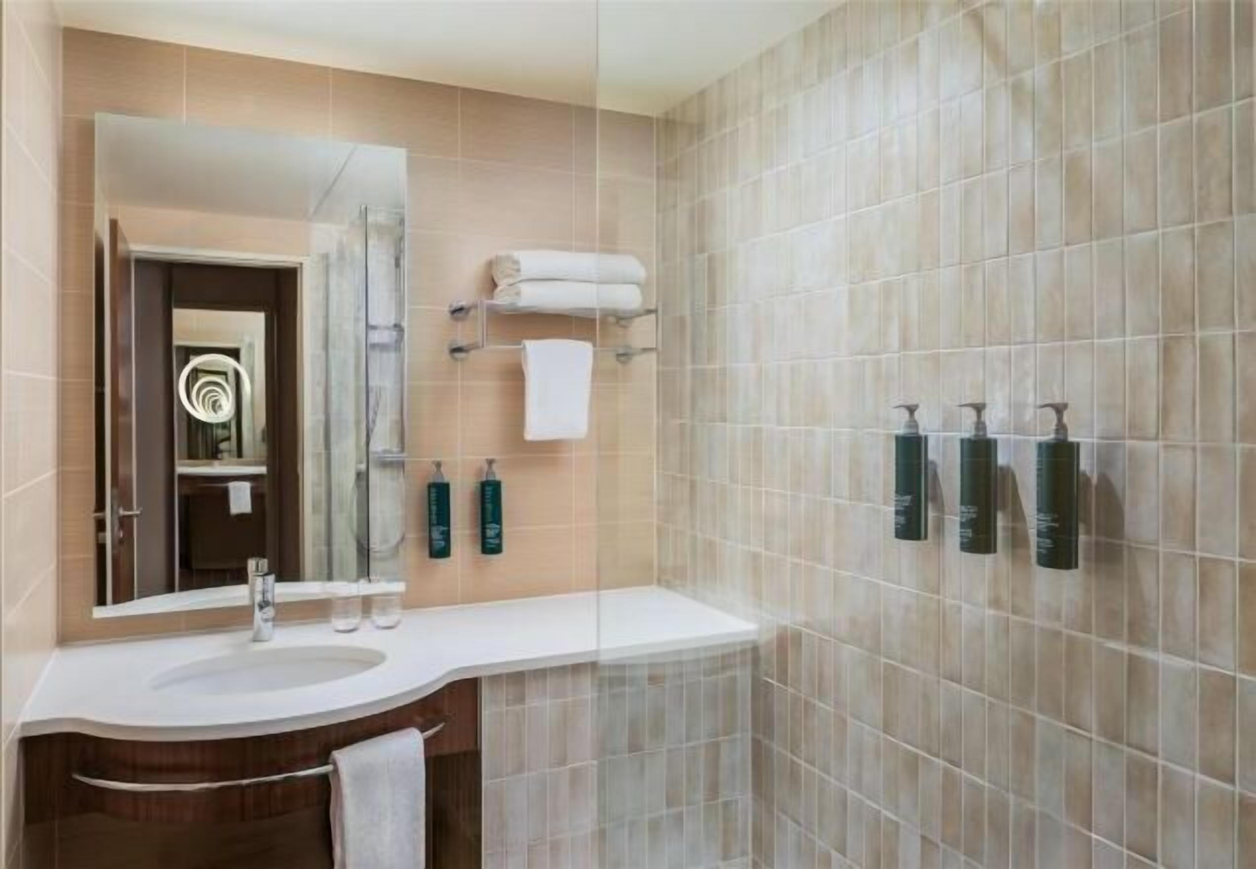 Suihkun ja ammeen yhdistelmä, syvä kylpyamme