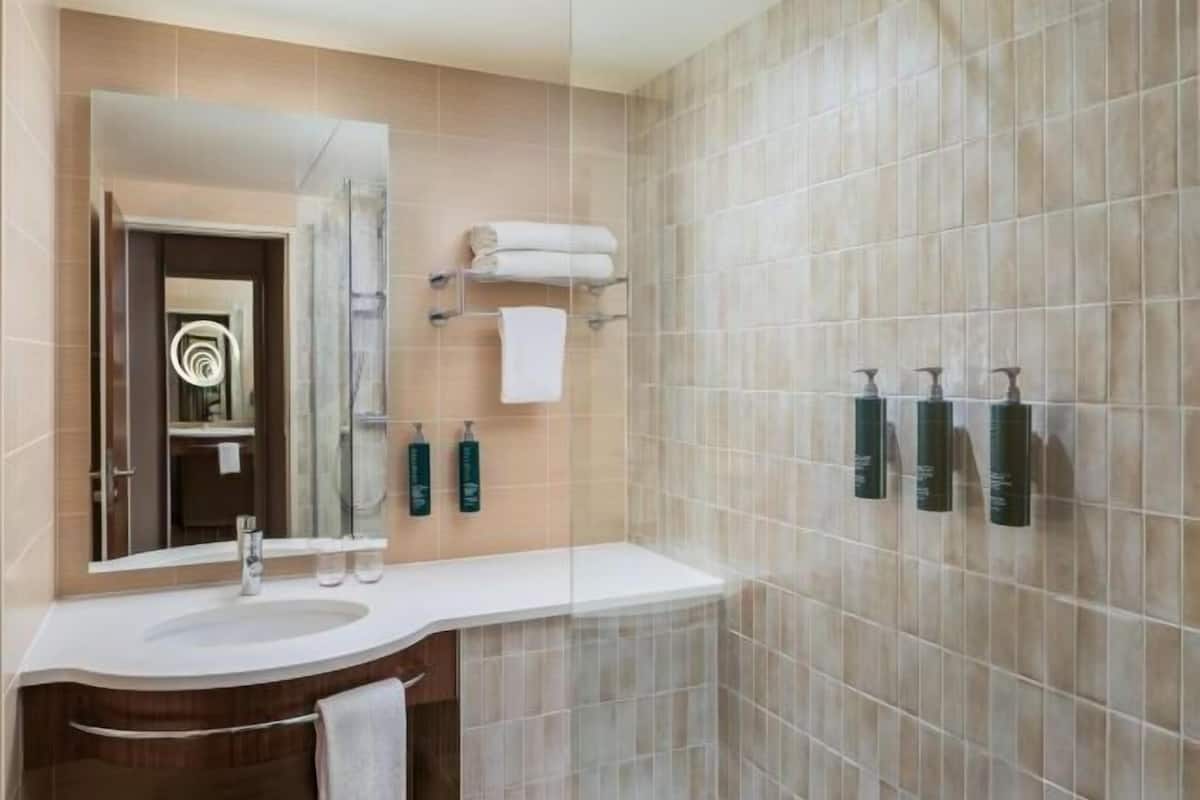 Suihkun ja ammeen yhdistelmä, syvä kylpyamme