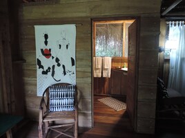 Thatched Casitas  | Baño | Ducha, artículos de higiene personal ecológicos y secador de pelo