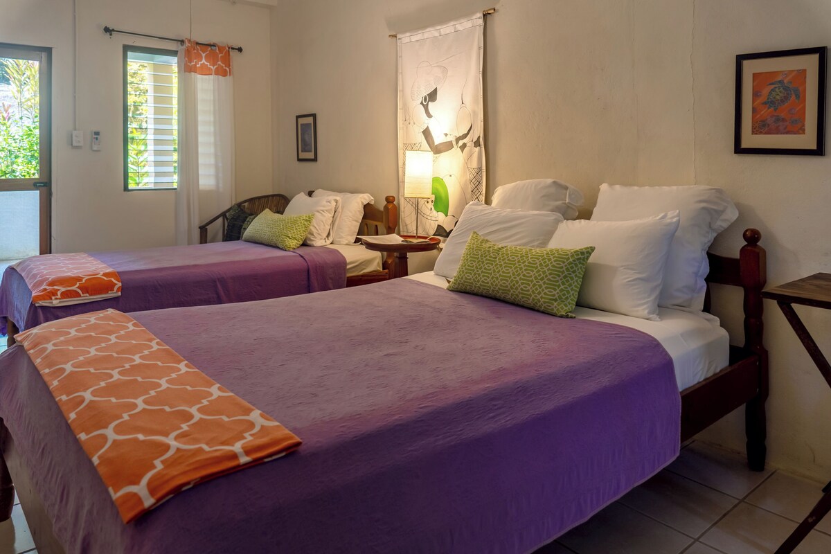 Habitación estándar, no fumadores, vistas al jardín | Tabla de planchar con plancha, camas supletorias gratuitas, wifi gratis