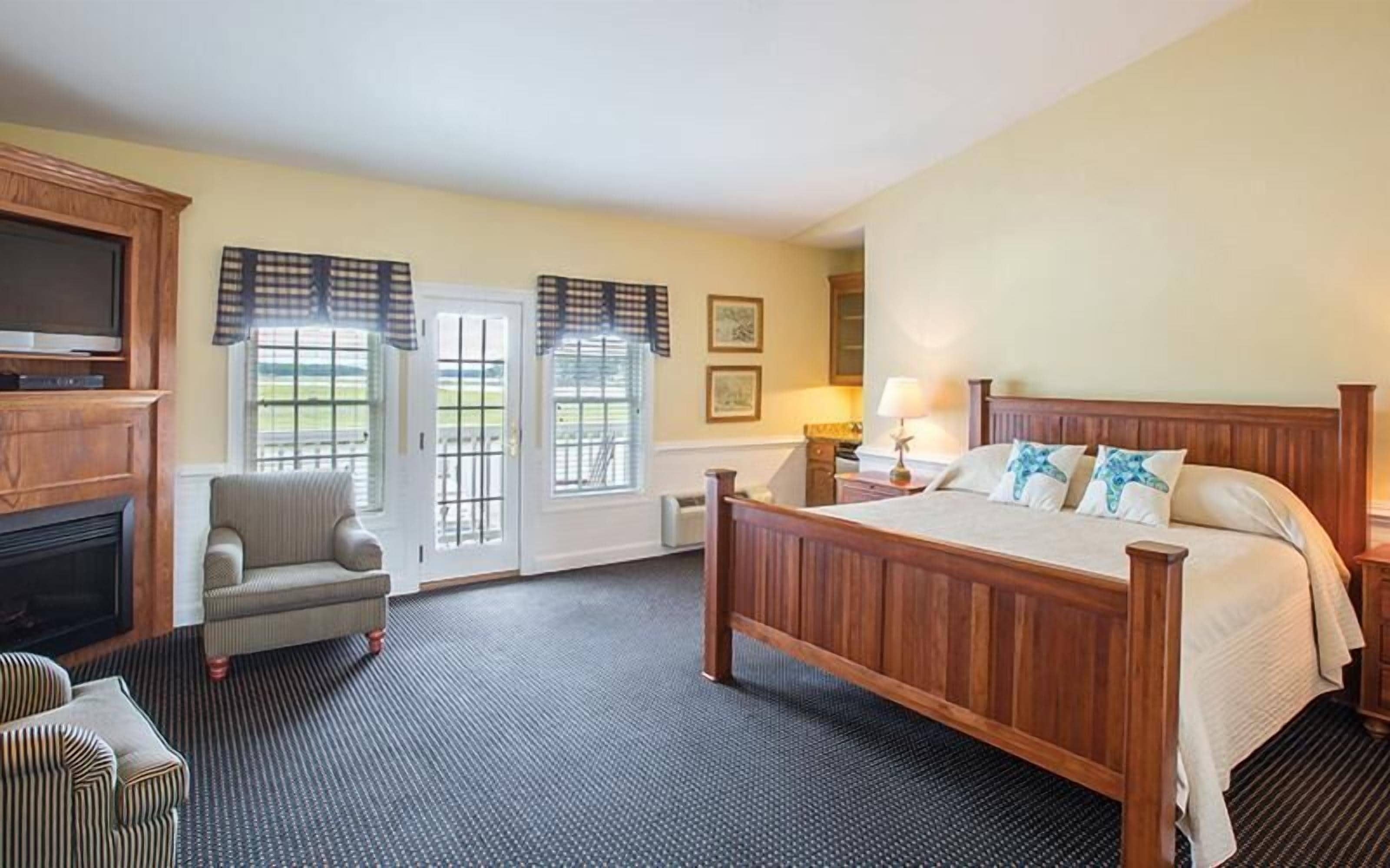 Deluxe Room, 1 King Bed, Jetted Tub | Premium bedding, desk, iron/ironing board, free WiFi