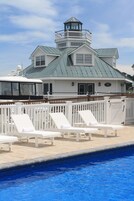 室外游泳池，日光浴躺椅