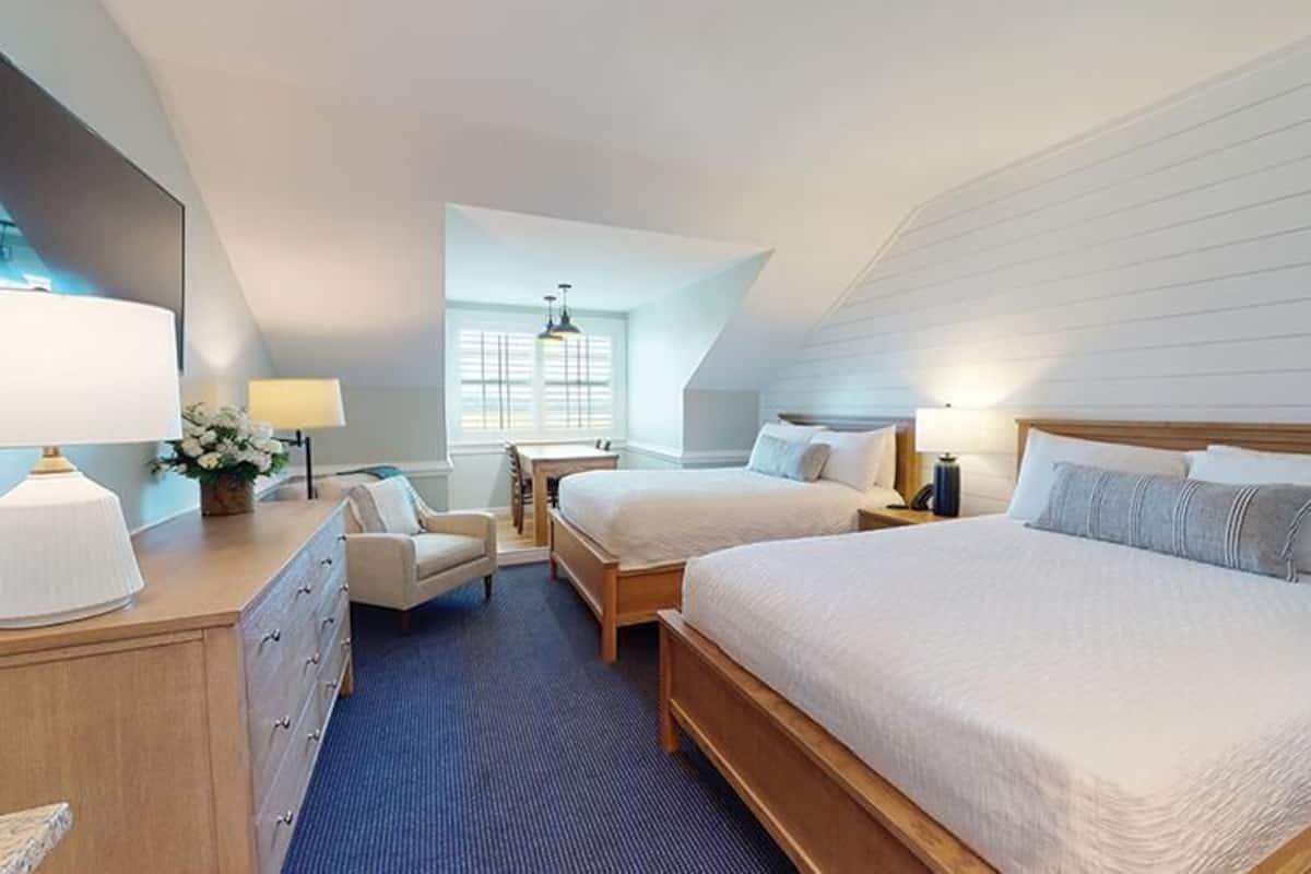 Traditional-Zimmer | Hochwertige Bettwaren, Schreibtisch, Bügeleisen/Bügelbrett