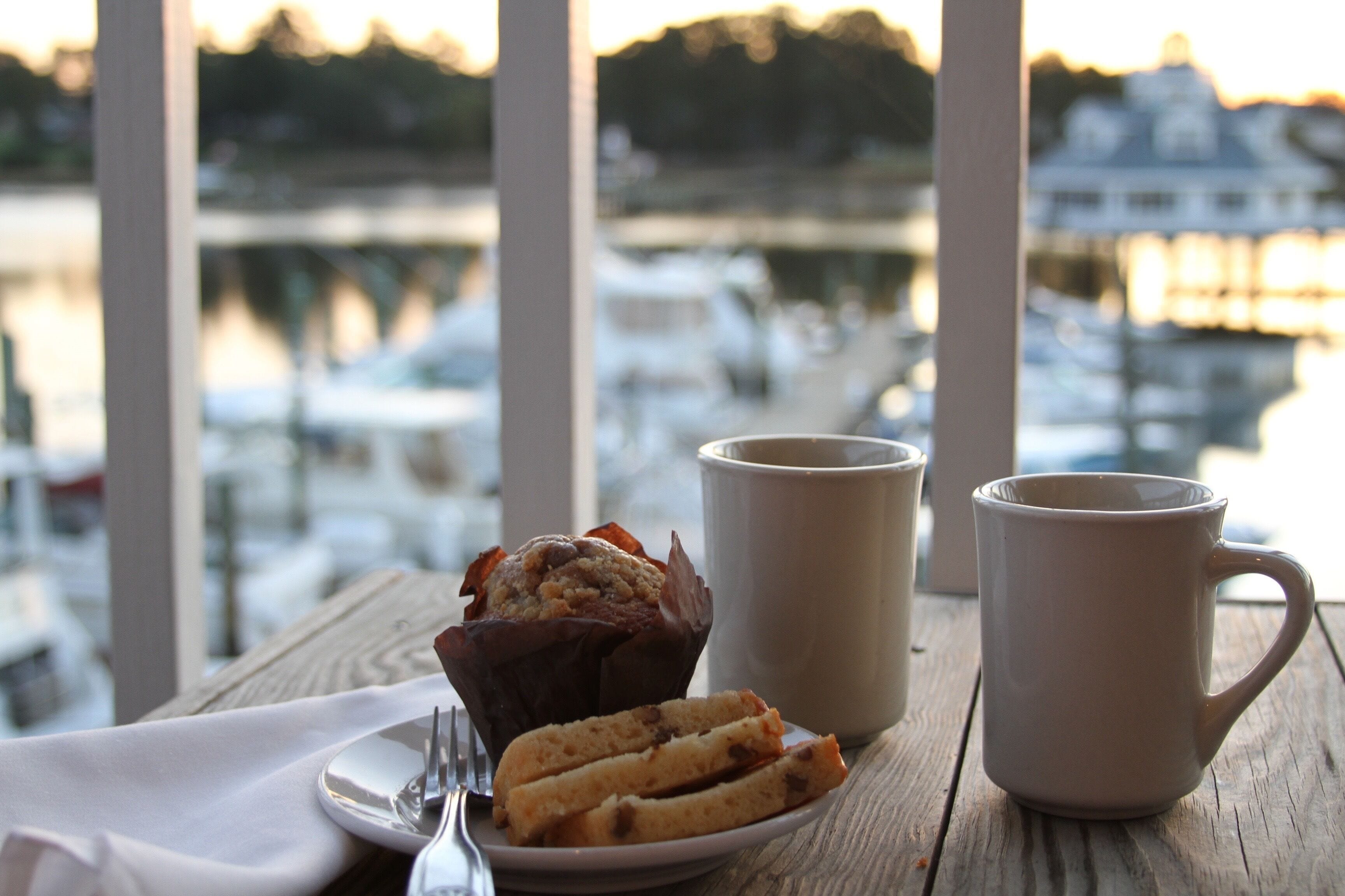 Free continental breakfast on weekdays 