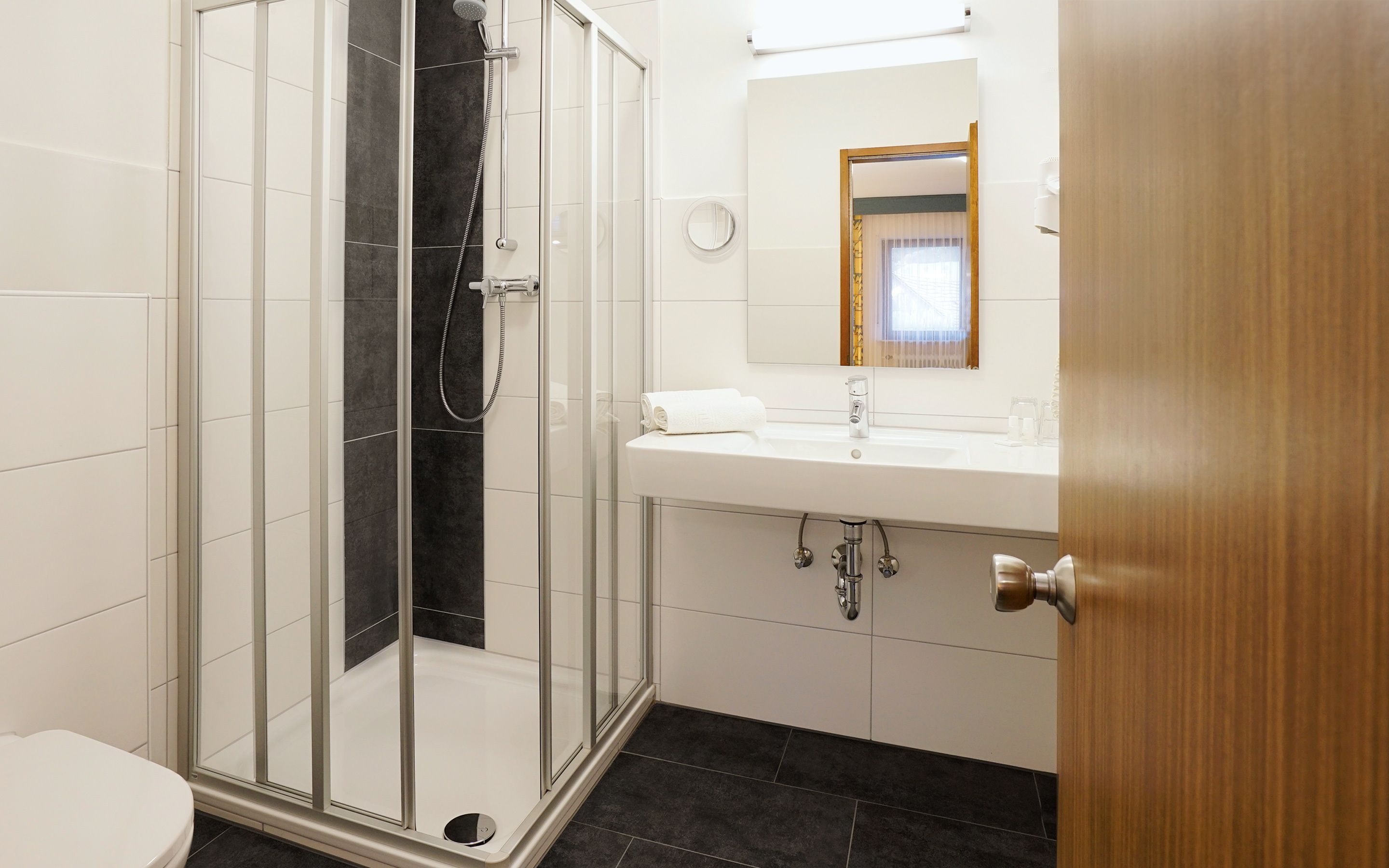 double room | bathroom | shower, free toiletries, hair dryer, towels