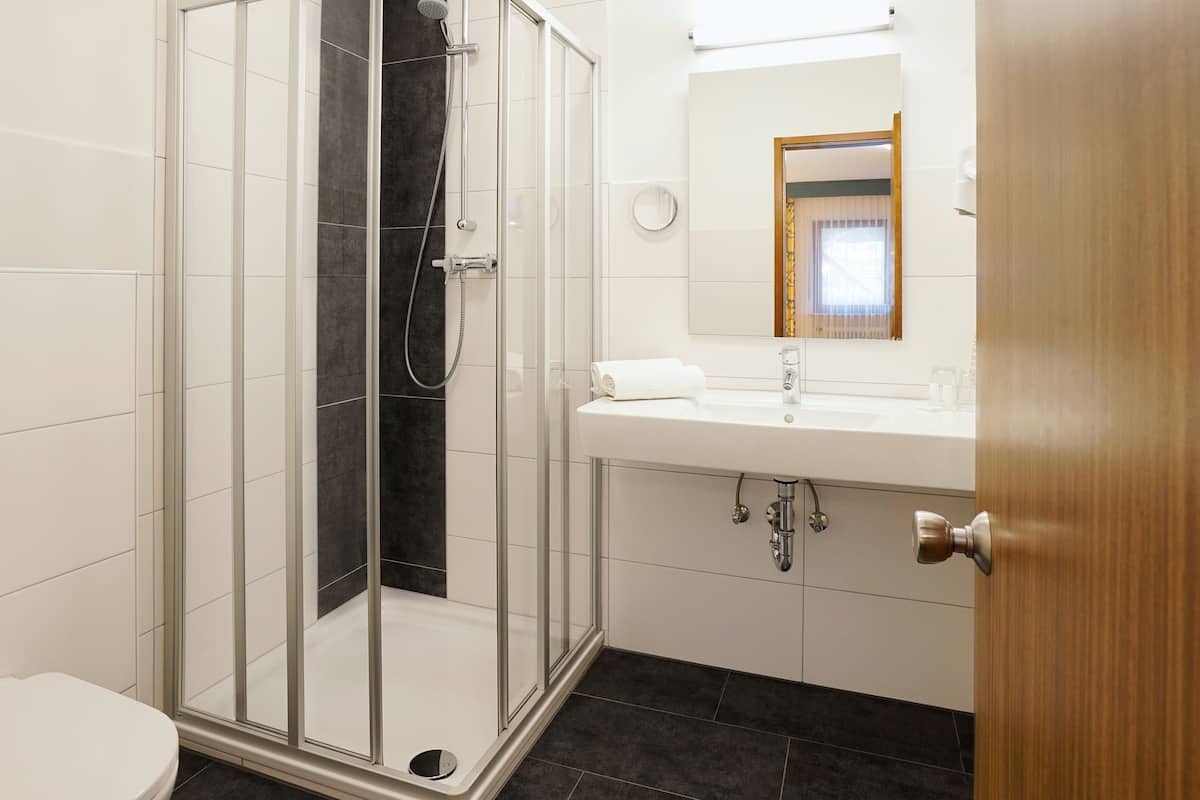 double room | bathroom | shower, free toiletries, hair dryer, towels