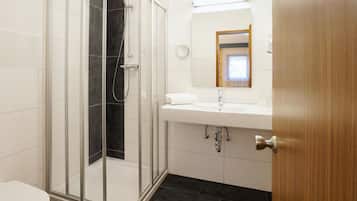 Doppelzimmer | Badezimmer | Dusche, kostenlose Toilettenartikel, Haartrockner, Handtücher