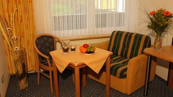 Einzelzimmer | Essbereich im Zimmer