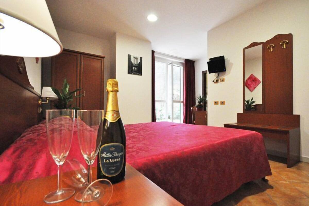 Tweepersoonskamer, voor 1 persoon | Roomservice - dineren