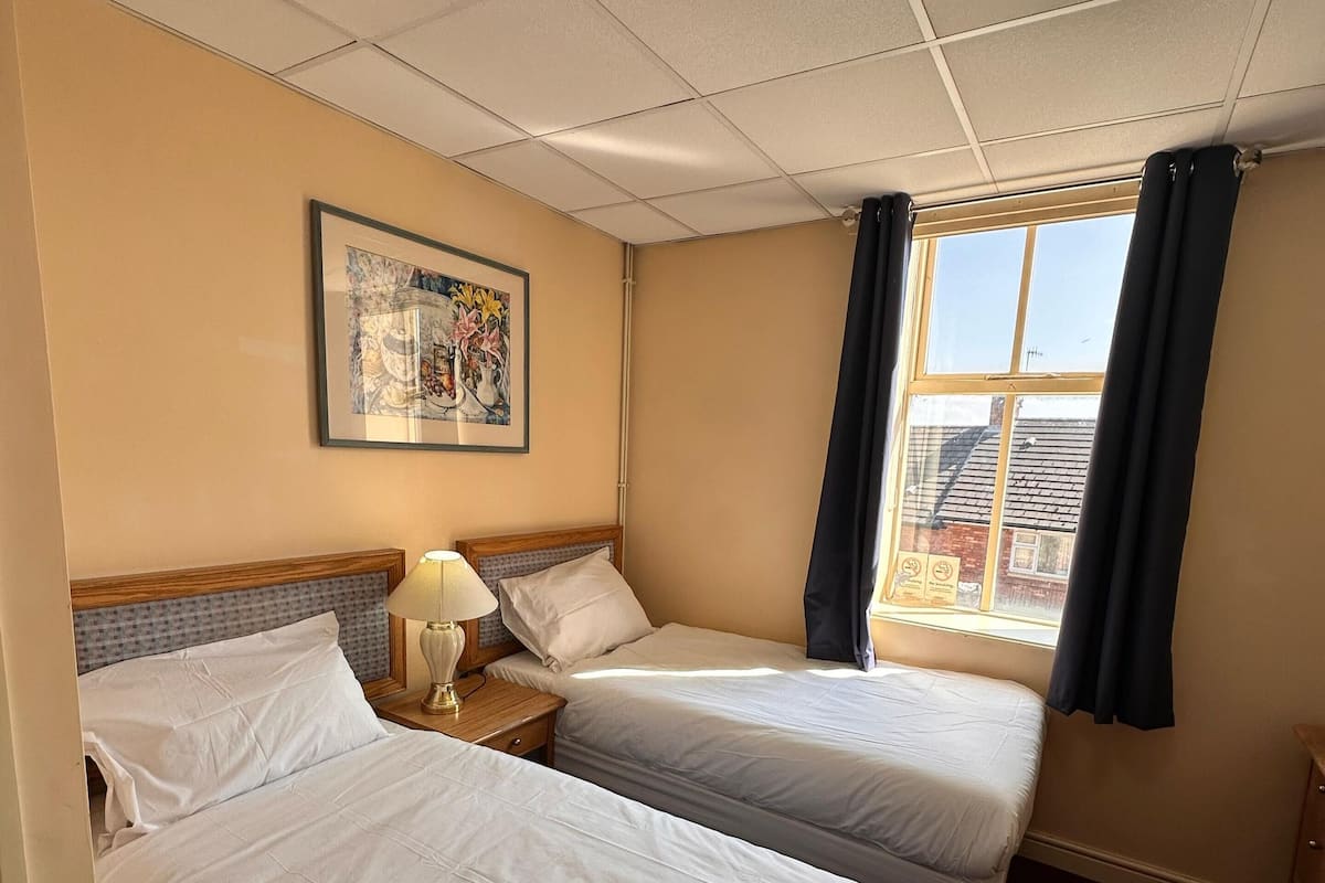 Basic Twin Room, 2 Twin Beds, Non Smoking, Shared Bathroom | 1 bedroom, desk, free WiFi