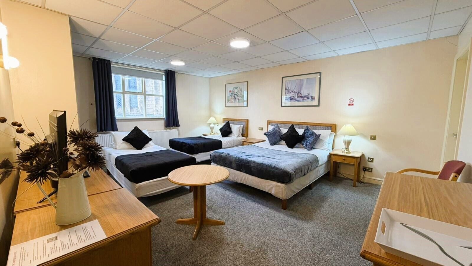 Firemannsrom – familie, flere senger, ikke-røyk, eget bad | Skrivebord og wi-fi (inkludert)