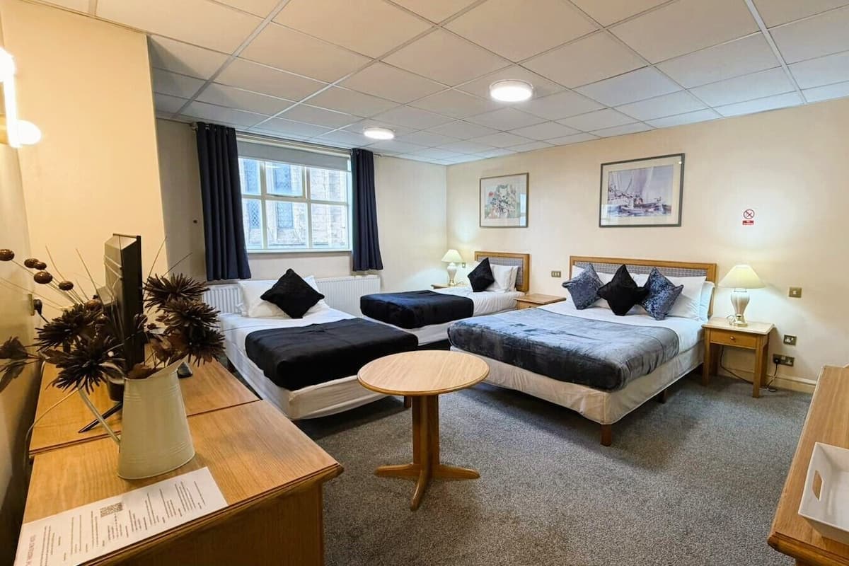 Firemannsrom – familie, flere senger, ikke-røyk, eget bad | Skrivebord og wi-fi (inkludert)